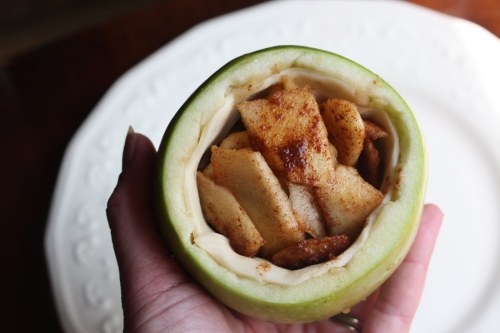 thecakebar:Apple Pie Baked INSIDE Apples Tutorial