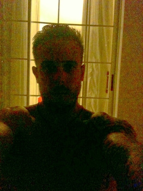 Shitty lights = Shitty pic ! But I kinda like this one …. After shower , ready to taste some awful food . I miss Italian cuisine !! 😭😭