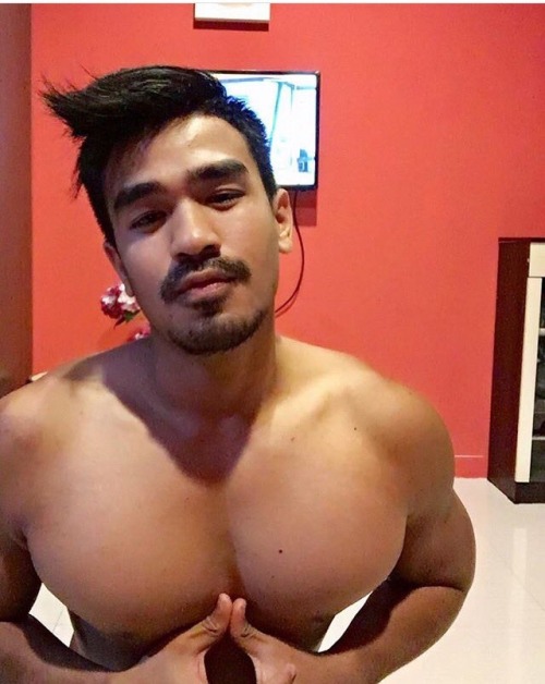 lelakigayindonesia: Masa sih ini Asep Selebgram itu? Ga mirip ah