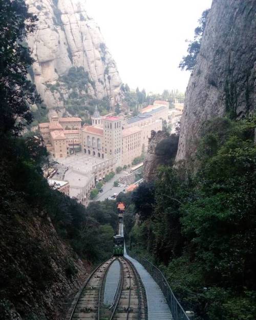 Leaving the monastery of Monserrat to explore the heights of the mountain with the funicular. #monse