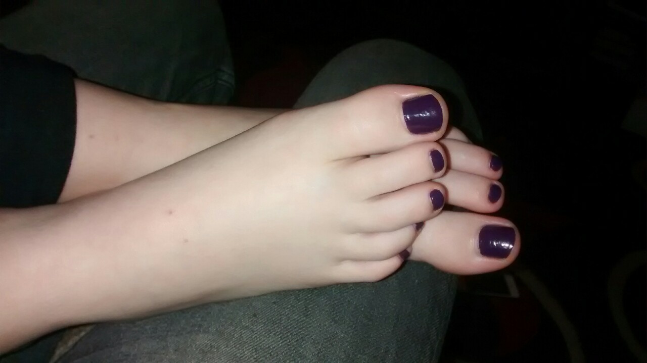 ashfeet:  Ash freshly painted her toes and moisturised her feet just for me tonight