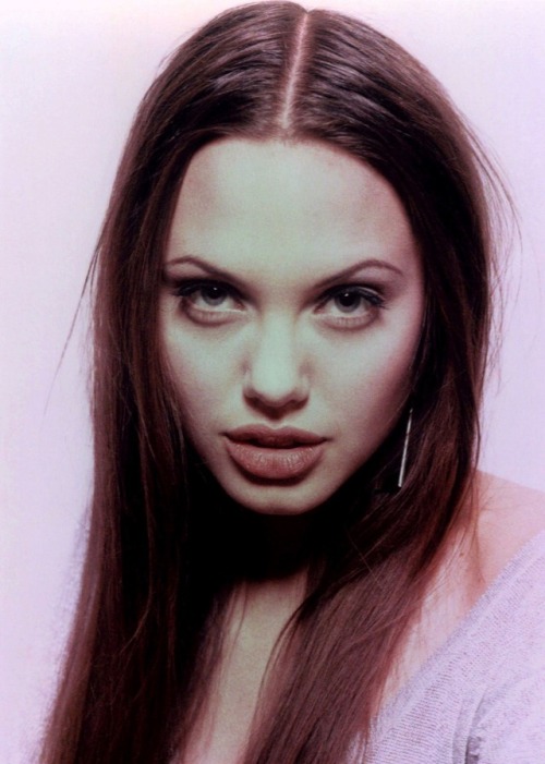 dicaprio-diaries:Angelina Jolie, 1994