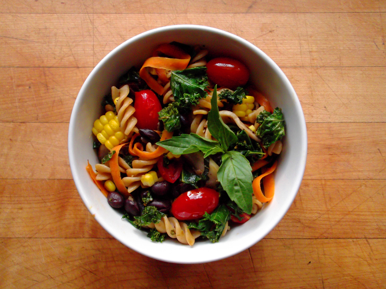 garden-of-vegan:  Whole wheat rotini pasta with sautéed kale, mushrooms and carrot