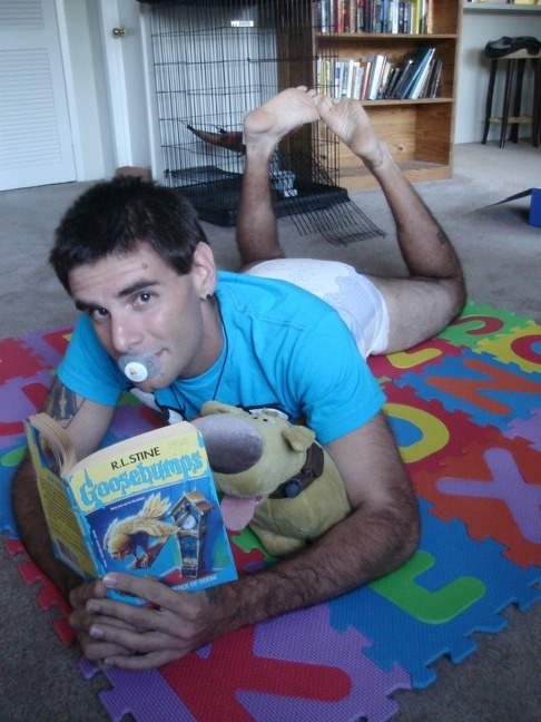 littlebabydee:  After bathtime, Douglas an’ I decided to get a little reading in