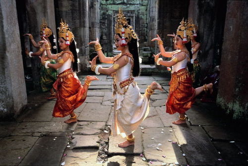 global-musings:Khmer DancersMembers of a Cambodian classical dance troupe perform the Apsara dance i