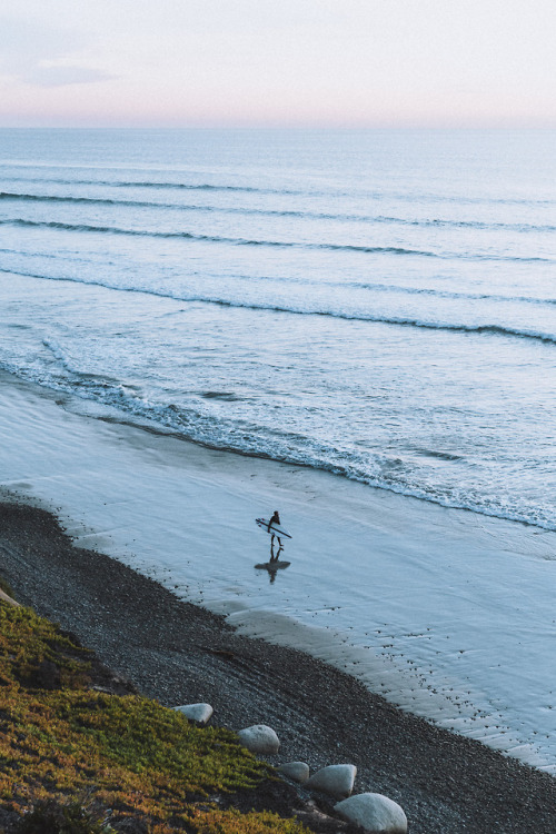 vvnnie:Blue hour on the coast // Instagram / Website