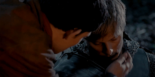 shut-up-merlin:brolinskeep:under-giffed scenes // a 2017 rewatch↳ 5.13He knows. He knows he won’t sa
