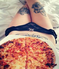 ghstking:  tattooed girls and pizza….the