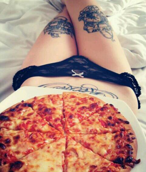 Sex ghstking:  tattooed girls and pizza….the pictures