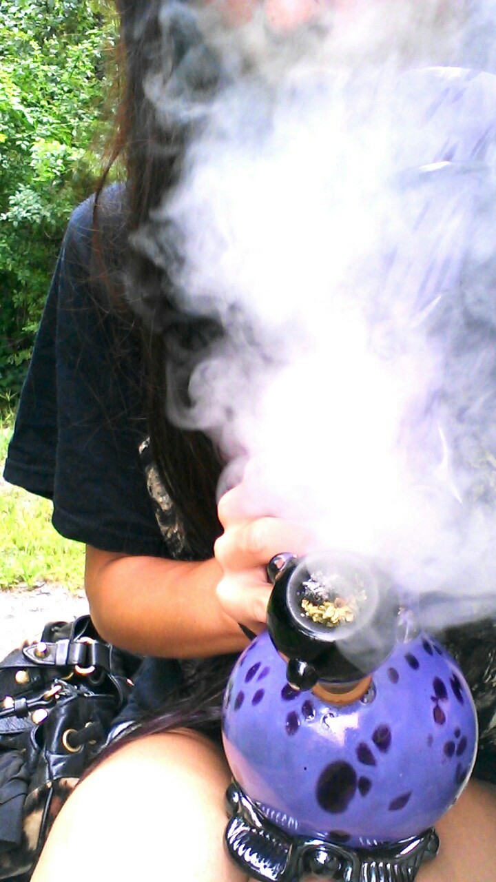 indica-illusions:  smokey up in hurrr💨💨