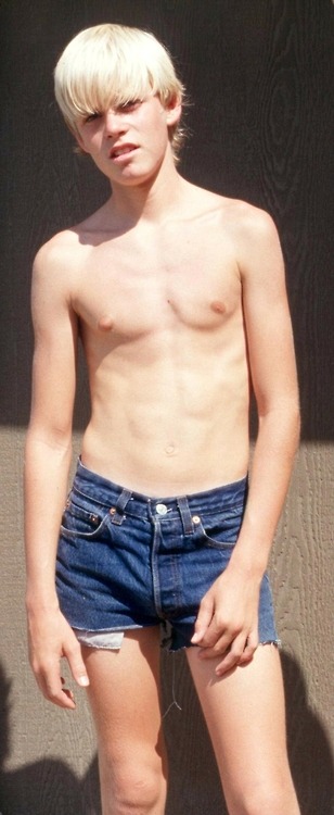 schboyshorts:  maxofnarnia2:  Or heâ€™s gayâ€¦ or this is from the 70â€™s