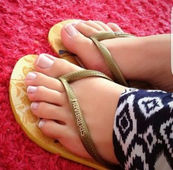 tribal-lion93:  Beautiful toes &amp; gorgeous arches