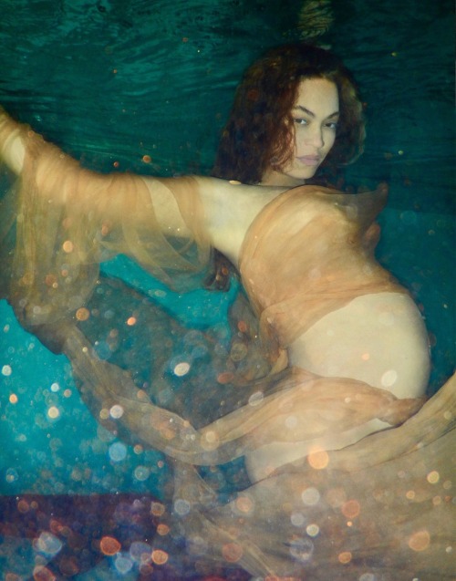 flyandfamousblackgirls:  Beyoncé’s underwater maternity photos 2017