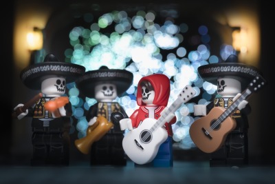 fourbrickstall:Day of the Dead When I got these mariachi minifigs, the first thing I thought of was the movie Coco.There’s no official minifig for Miguel but making one was easy enough from other LEGO minifig parts.I added a fiber optic lamp behind