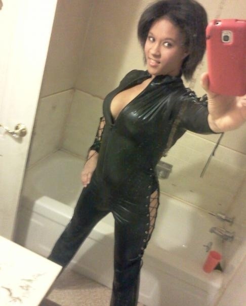 iheart-amateurs:  Sexy light skinn 