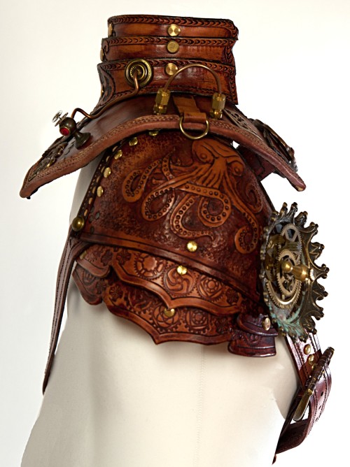 lucrezianoin:  steampunktendencies:  Handcrafted Leather Steampunk Gorget Collar