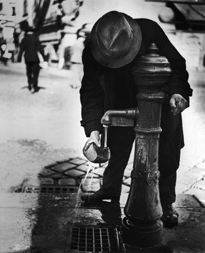 poboh:  Softening state bread, Vienna, after the Anchluss, 1938,  Roman Vishniac.