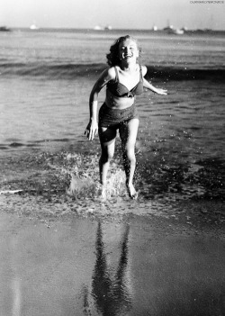 ourmarilynmonroe:  Marilyn Monroe photographed by Laszlo Willinger, 1950.