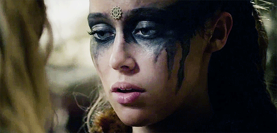 hedaswarrior:  leksa-komtrikru:Clarke &amp; Lexa + post-kiss looks  #there is