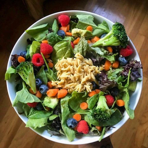 Rainbow #buddhabowl ⁣ ⬇️⬇️⬇️⁣ ⁣ @banza chickpea rice (love this stuff !!!)⁣ mixed greens⁣ carrots⁣ b