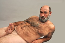 sexy-gay-men-over-60:  Ohhhhh he’s gorgeous