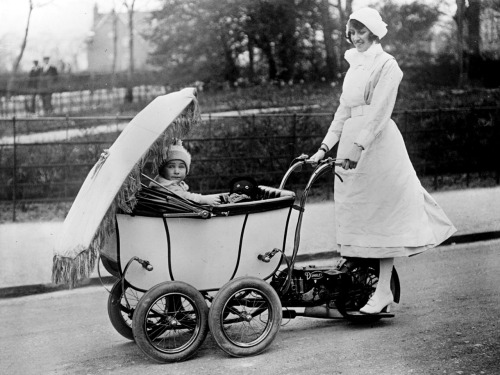 Baby and Nanny.1922.Agence Rol.Photographies de presse.Source : BnF.