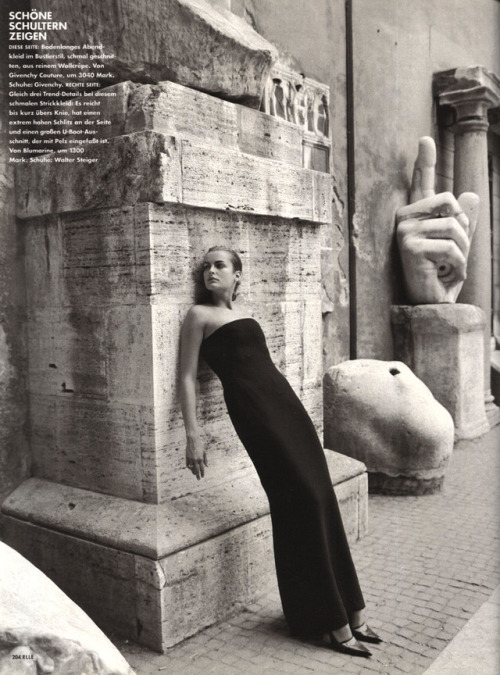 Dada Held with sculpture in “Schwarz ist Dramatisch” for Elle Germany, December 1997. Photograph by 