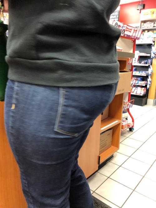 cookiewasdeleted:Had a 4 hour drive yesterday. Can hardly tell that there’s a dip under those jeans