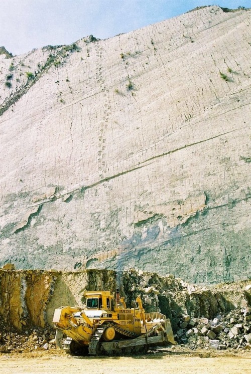 Check out this real life Jurassic Park setting in Bolivia, complete with dinosaur tracks… @Cu