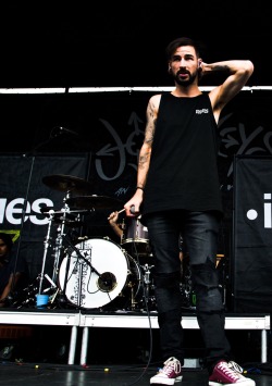 piervetheveil:  Michael Bohn of Issues x