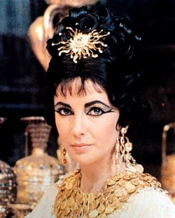 theswinginsixties:  Elizabeth Taylor in ‘Cleopatra’, 1963.  I am in awe