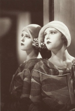 antipahtico:Marie Glory ~ L’Argent (1928)  