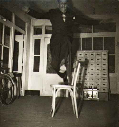 Le saut de chaise, vers 1950.