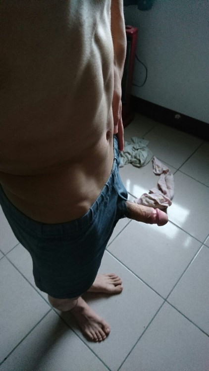 gay18boy: 好無聊，要洗澡了，下雨了，出門散步剛剛差點變落湯雞…… 想找個近距離的男友談戀愛…… 但這些機會都不屬於我的~~~ 每個看上都是我的肉體~FQ~