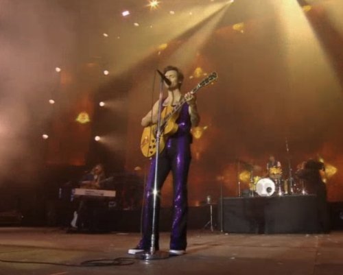 Harry onstage at the Big Weekend - 29/05/22