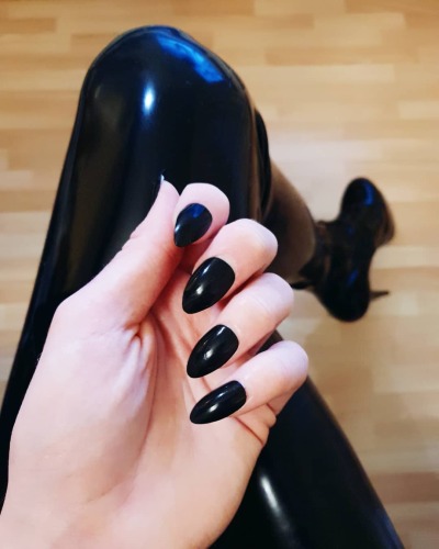 Porn photo maidenofmadness:kittykat8311:Kittys got claws