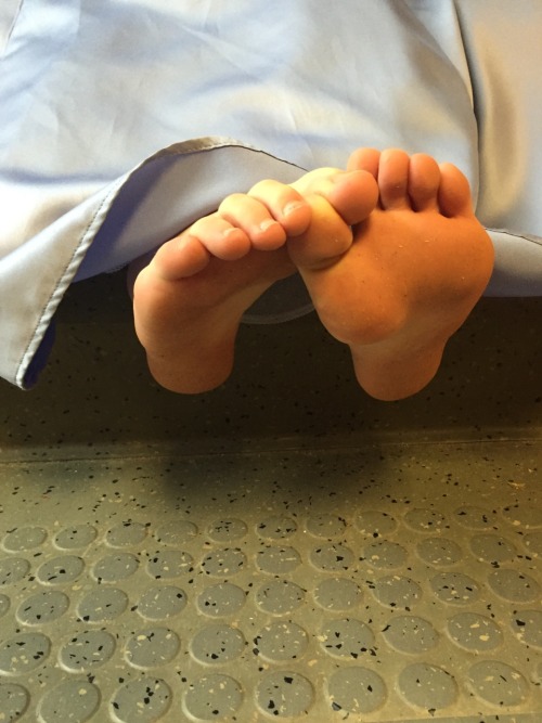 chuckelarms:  Mmm… Her sexy soles, begging for worship! ♥️😍