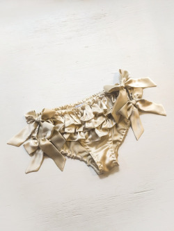 angelafriedman:  Cream silk ruffled panties