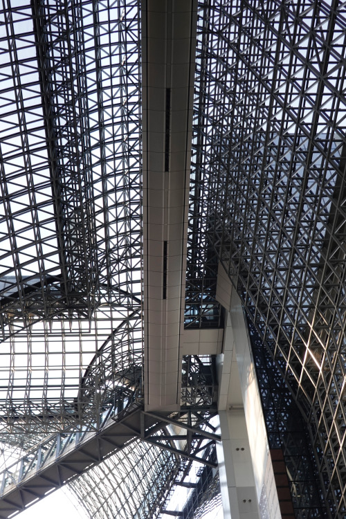 Kyoto Station: support .. [3 / 5] Kyoto is famous for its temples, oases of quiet contemplation. But