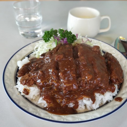 suiiiika: カツカレー 600円 #一橋学園 #絶メシ #とんかつ #yummy #instafood #foodporn #tokyo #lunch #japanesefood #洋食 #