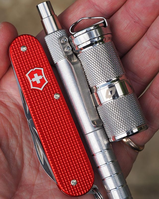 Catching berry red popping in the morning light. LE 2018 cadet. EDK from @karaspenco and Mini Mk 2 from the now reborn @foursevens .
.
.
.
#victorinox #victorinoxswissarmy #victorinoxalox #alox #myvictorinox #swissarmyknife #everydaykaras #sakaddict...