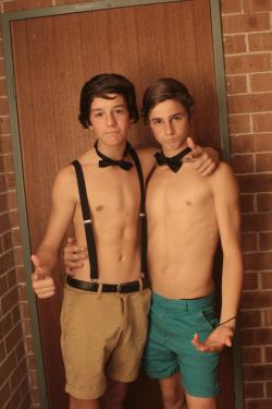 4skinsonlyschoolboytwink:  Hot 2 Top