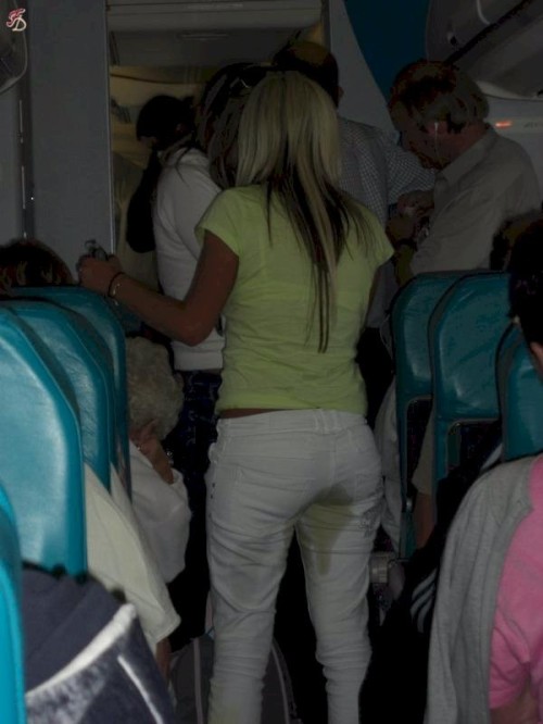 wettingcaptions:Kelli was trapped in her seat for hours while the plane was going through turbulen