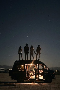 free-skin:  benadameve:  It’s a blessing to face the stars naked with friends!!  I like this picture! 