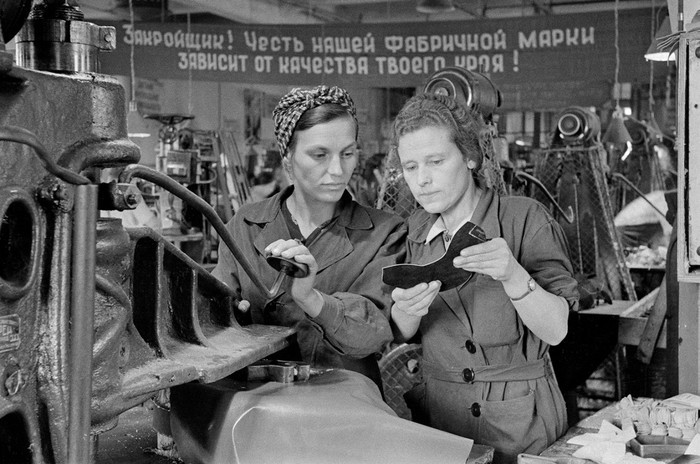In one of the workshops of the Paris Commune shoe factory. Photo by V. Sobolev (Moscow, 1949)