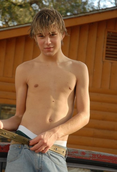 just-twink-sex:  Stripping in a pick-up