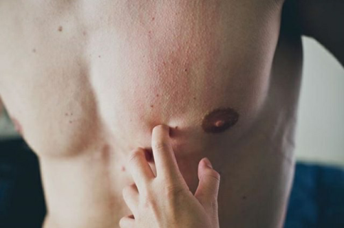 an-openletter-tomyself:  “E poi con le mani a togliere aria dalle parole, per scrivere sulla pelle una storia fatta di respiri.”