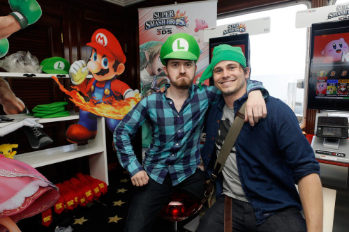 fuckyeahgravityfalls:Alex Hirsch and Jason Ritter at the Nintendo Lounge on the TV Guide Magazi