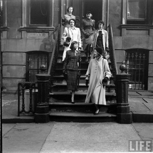 Six women sharing a 2-bedroom apartment in the Village(Eliot Elisofon. 1954)