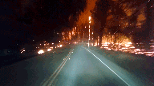 大規模な山火事の道路を「車で脱出しながら撮影」した映像、まるで地獄の業火:DDN JAPAN bit.ly/1UZ3A77